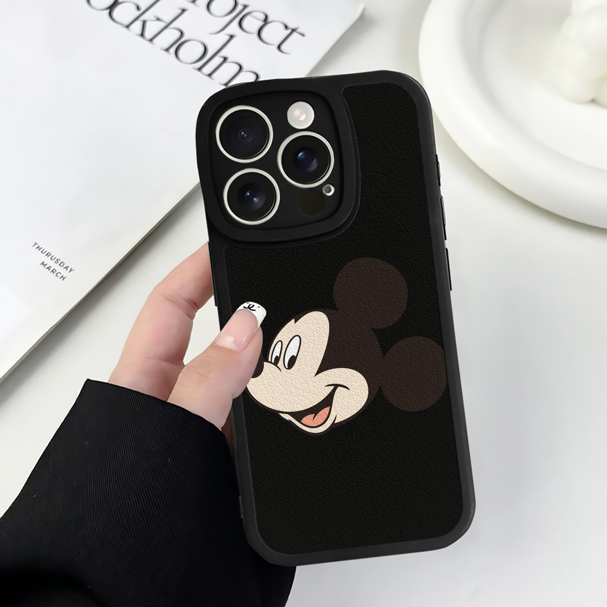 （画像用） ミッキーマウス Mickey Mouse 【iPhone 16シリーズ対応】シリコンスマホケース（レザー調） 材質：シリコン